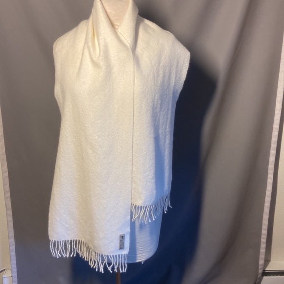 Peruvian Link  Alpaca Collection White Fringe
Scarf - Picture 2 of 5